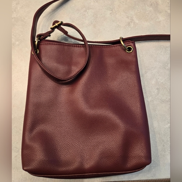 Small burgundy cross body purse with several zipper pockets. - Picture 4 of 7